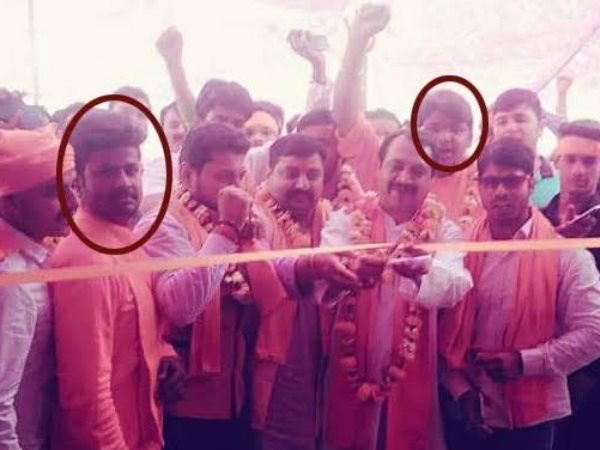 भगवा पहने हुए दिखाई दे रहे हत्यारोपी