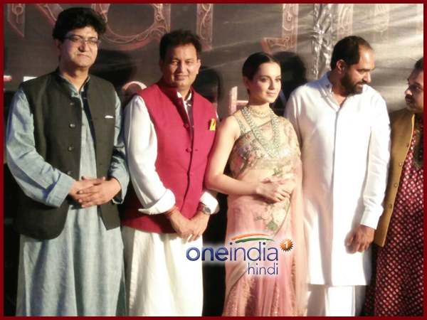 बोट पर हुआ फोटो सेशन