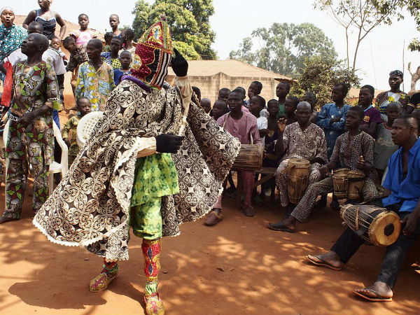 मुखौटे के पीछे रहते हैं जिंदा भूत