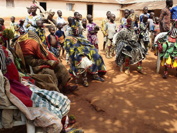 मरे हुए लोगों से जोड़ते हैं जिंदा भूत