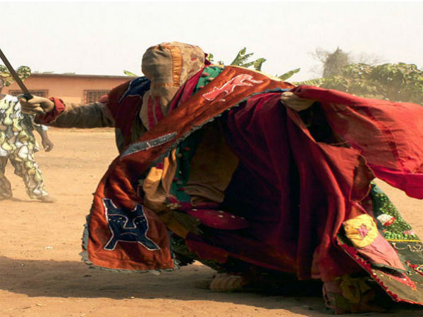 गांववाले बनाकर रखते हैं दूरी 