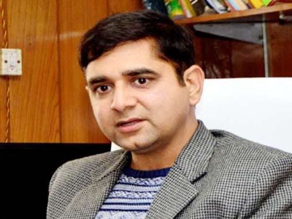 आम आदमी के डीएम, राजनेताओं से नहींं पटी