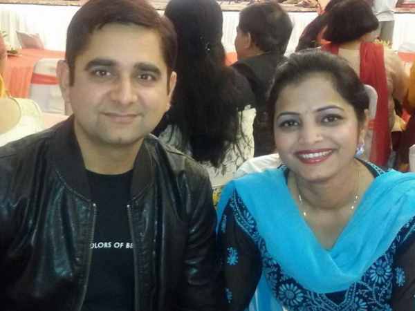 सर्दी में ठिठुर रहे बुजुर्ग की मदद