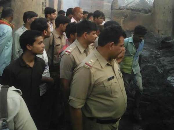 मौके पर पहुंचे अधिकारी और पुलिस फोर्स