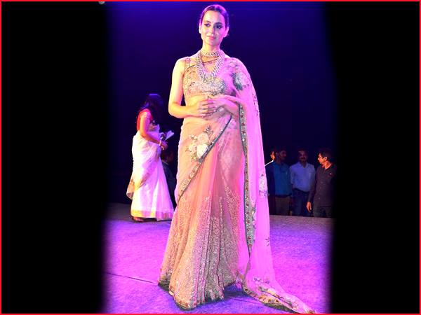 कतान साडी में खूब फबीं कंगना 