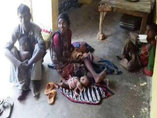 बच्चों को सीने से लगाने आए कई लोग आगे