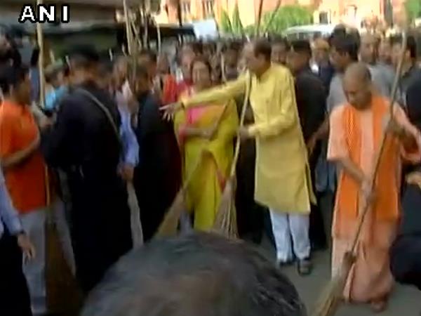 खुद भी लगाई झाड़ू