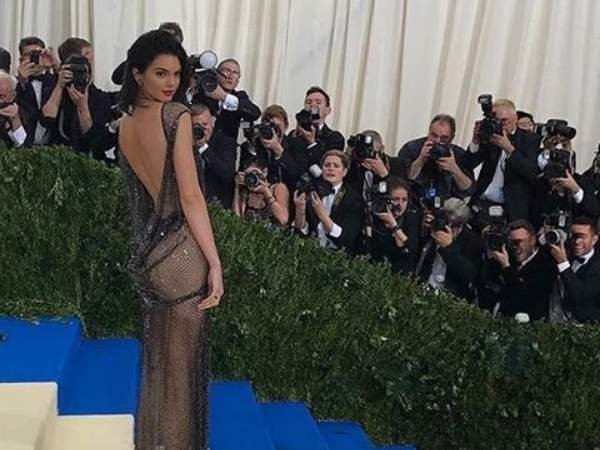 झीनी ड्रेस से दिखा शरीर झीनी ड्रेस से दिखा शरीर