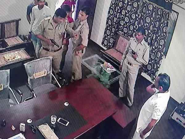 आरोपी दरोगा को एसएसपी ने किया सस्पेंड आरोपी दरोगा को एसएसपी ने किया सस्पेंड