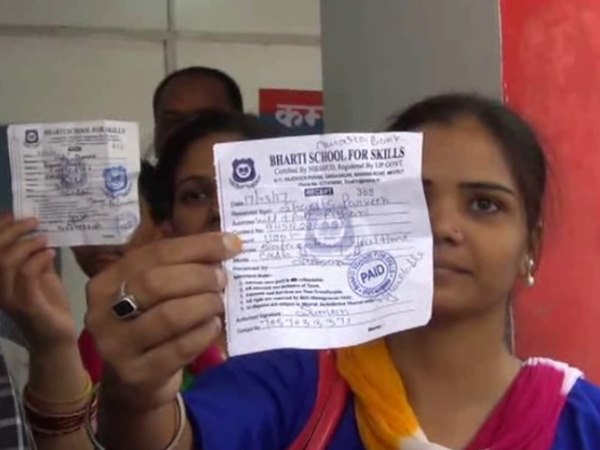 पुलिस को देखते ही मच गई भगदड़