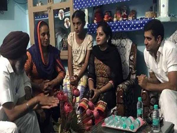 दंपति के पहुंचते ही हैरान रह गया हर कोई