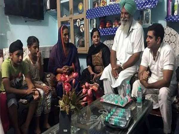 शहीद की बेटी को गोद में बिठाकर अंजुम ने की बात