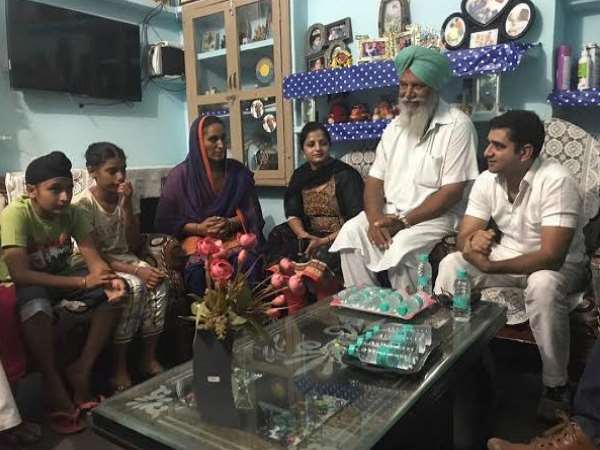 पिता की कुर्बानी पर फिदा है दंपति