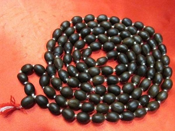 काले रंग का छोटे आकार का बीज