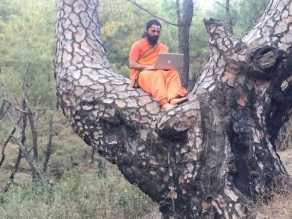 इंटरनेट के इस्तेमाल से कर रहे बाबागीरी