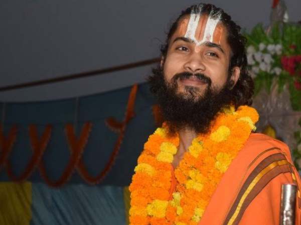 विदेशी भक्त ने दिया था एप्पल का मैकबुक प्रो लैपटॉप