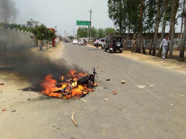 गांधी पार्क में इकट्ठी भीड़ ने किया बवाल