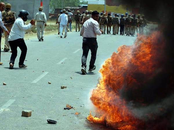 पुलिस के खिलाफ लोगों का गुस्सा