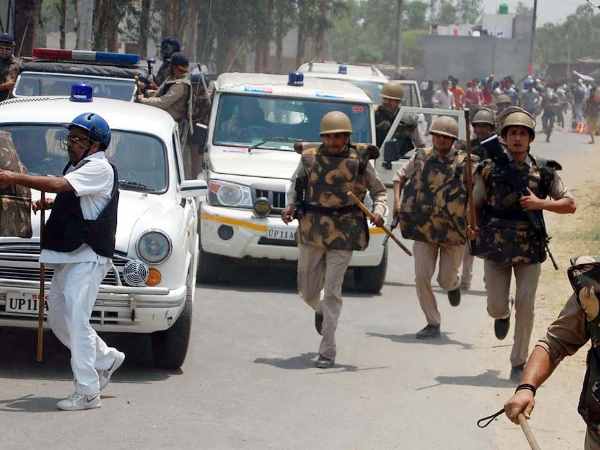 वार्ता करने आए पुलिस प्रशासन के अधिकारी