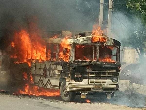 निजी बस को रोककर किया आग के हवाले