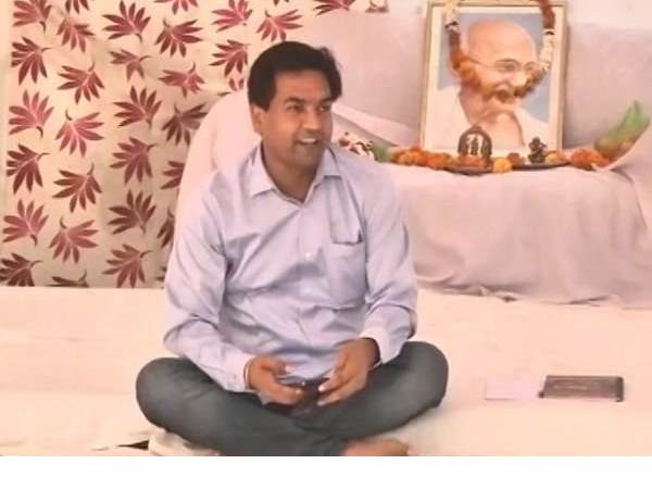 पांच नेताओं के विदेशी यात्राओं की जानकारी सार्वजनिक करने की मांग