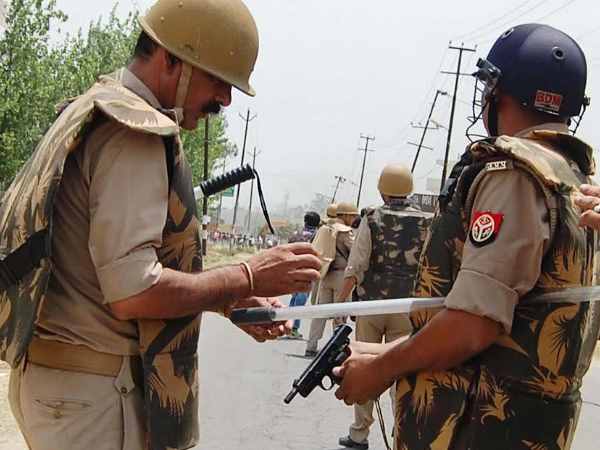 पुलिस फोर्स और दलित आमने-सामने