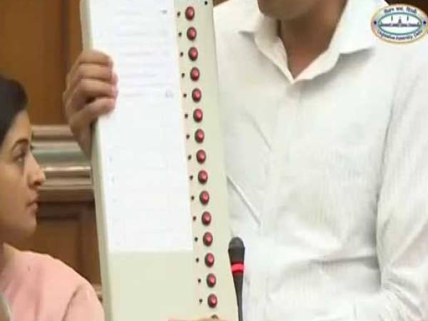 कबाड़ी बाजार में मिले थे ईवीएम