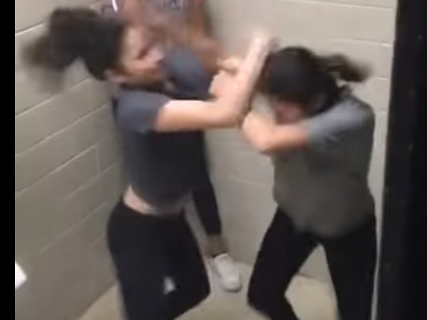 जमकर नोंचे एक दूसरे के बाल