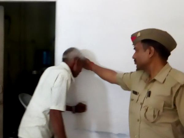 यूपी पुलिस ने एसएसपी ऑफिस में बुजुर्ग की पिटाई
