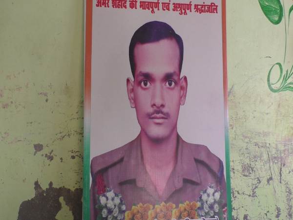 सैन्य अधिकारी के साइन मैच न होने से अटका है चेक