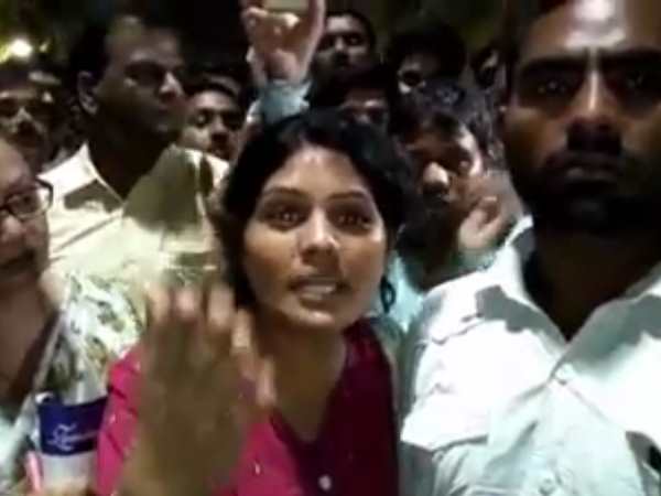 'सुरक्षा में नहीं हैं, हम बंधक बने हुए हैं'