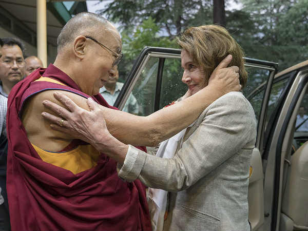 भारतीय मूल की सांसद प्रमिला जयपाल भी आईं 