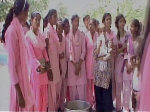 कुछ बच्चों को हुई उल्टियां