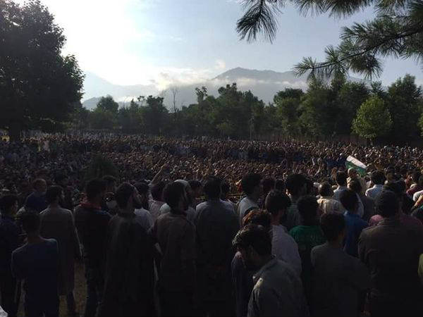 आतंकियों के जनाजे में आती भीड़ आतंकियों के जनाजे में आती भीड़