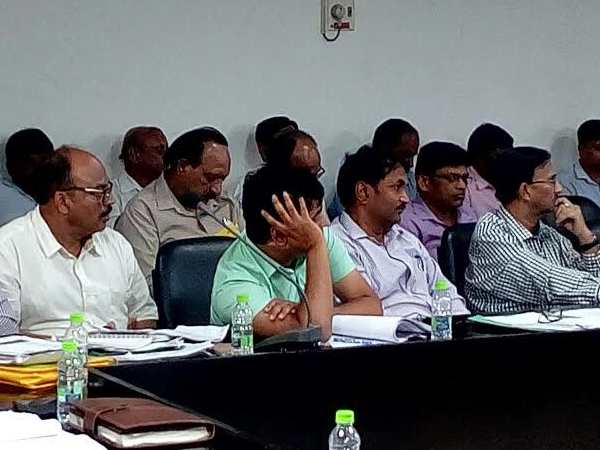 अधिकारियों को मंत्री ने दी सख्त हिदायत