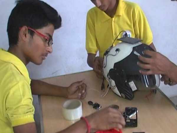 एसी हेलमेट को बनाने के इस्तेमाल हुए उपकरण 