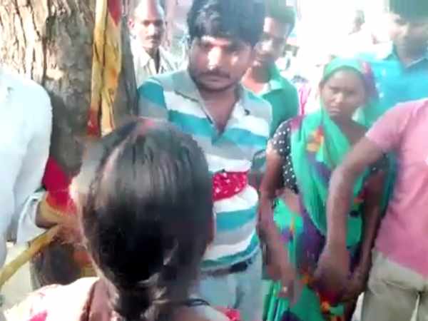 दोनों को पेड़ से बांधकर चप्पल से पीटा