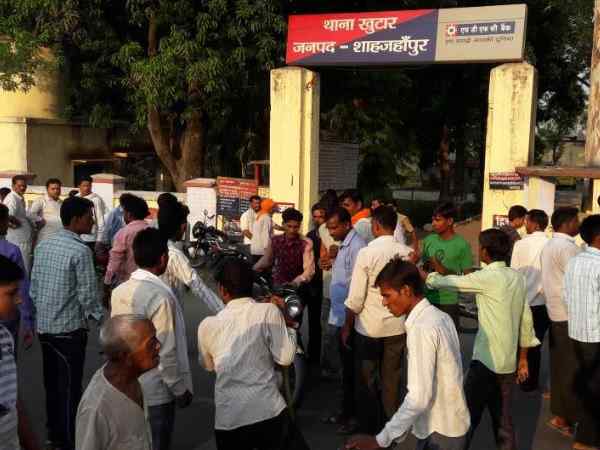 गुस्साए ग्रामीणों ने थाने पर हंगामा किया