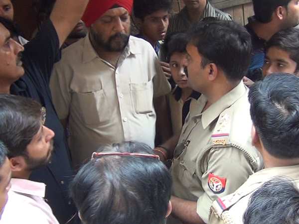 पुलिस के देर से पहुंचने पर व्यापारियों ने किया हंगामा पुलिस के देर से पहुंचने पर व्यापारियों ने किया हंगामा