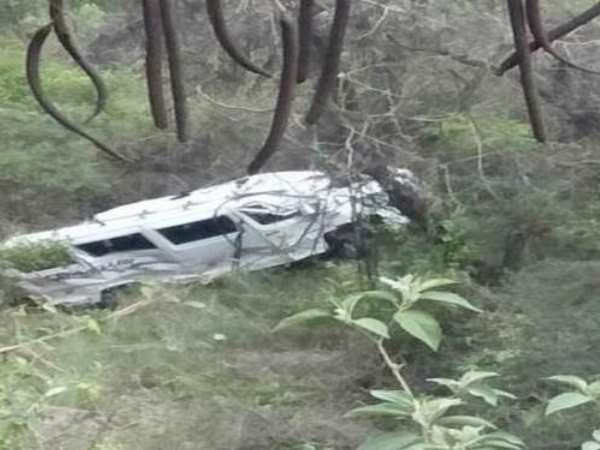 सैलानियों से भरी गाड़ी खाई में पलटी सैलानियों से भरी गाड़ी खाई में पलटी