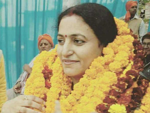 करवरिया टाइटल का नीलम पत्थर
