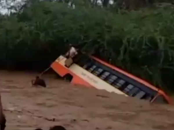 कर्नाटक में बस हादसा