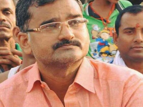 लालू के खिलाफ छापेमारी तो RJD नेता पर दिनदहाड़े हमला