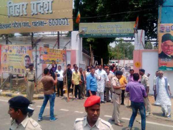 क्यों किया पथराव?