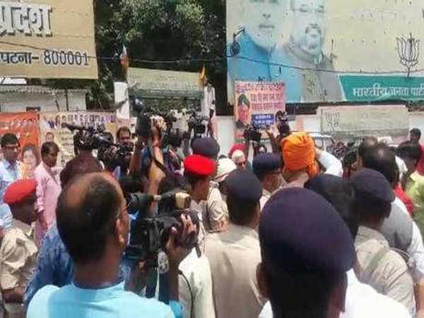 200 से ज्यादा की संख्या में थे प्रदर्शनकारी