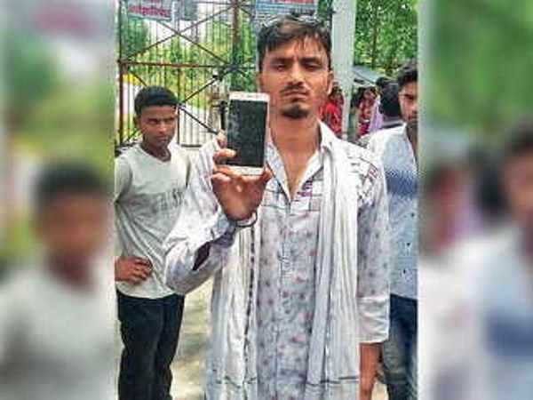 पुलिस वाले को पैसे लेते हुए खींची फोटो