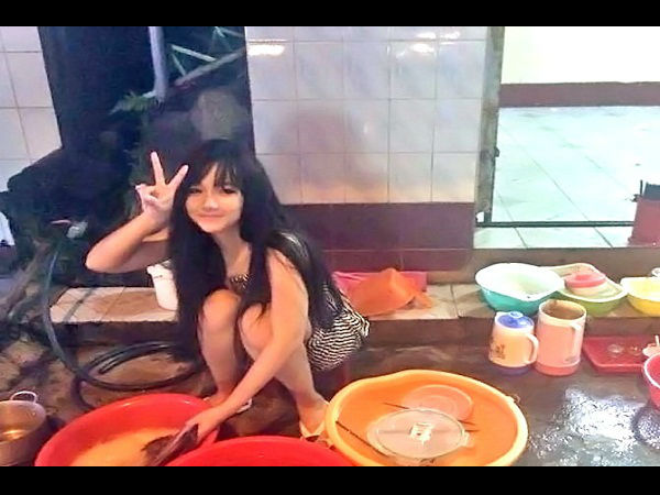  बर्तन धोते तस्वीर हुई वायरल