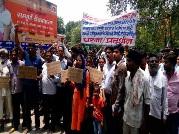 विधायक के विरोध में सैकड़ों लोग सड़क पर उतरे