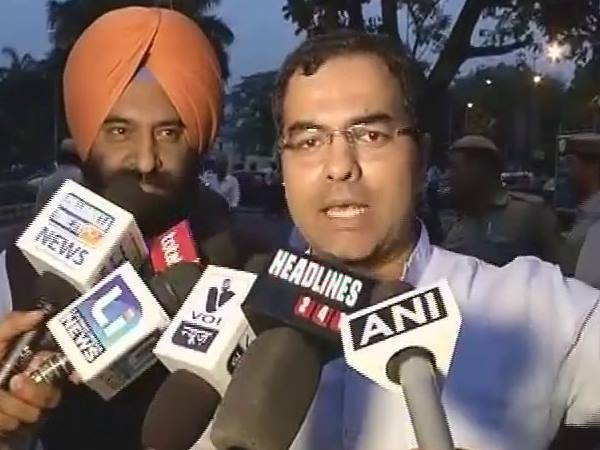 'दिल्ली की जनता प्यास से मर रही, सीएम के पास वक्त नहीं'