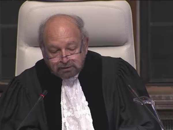 आदर्शवाद से बचना होगा